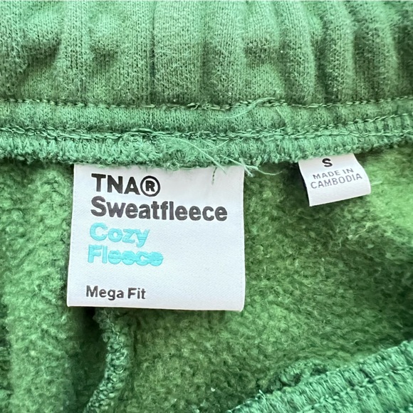 ARITZIA TNA Sweatfleece Cozy Fleece Dark Green Cargo Sweatpants. - Picture 6 of 9